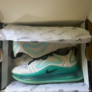 Nike Air Max 720 (GS size 3)